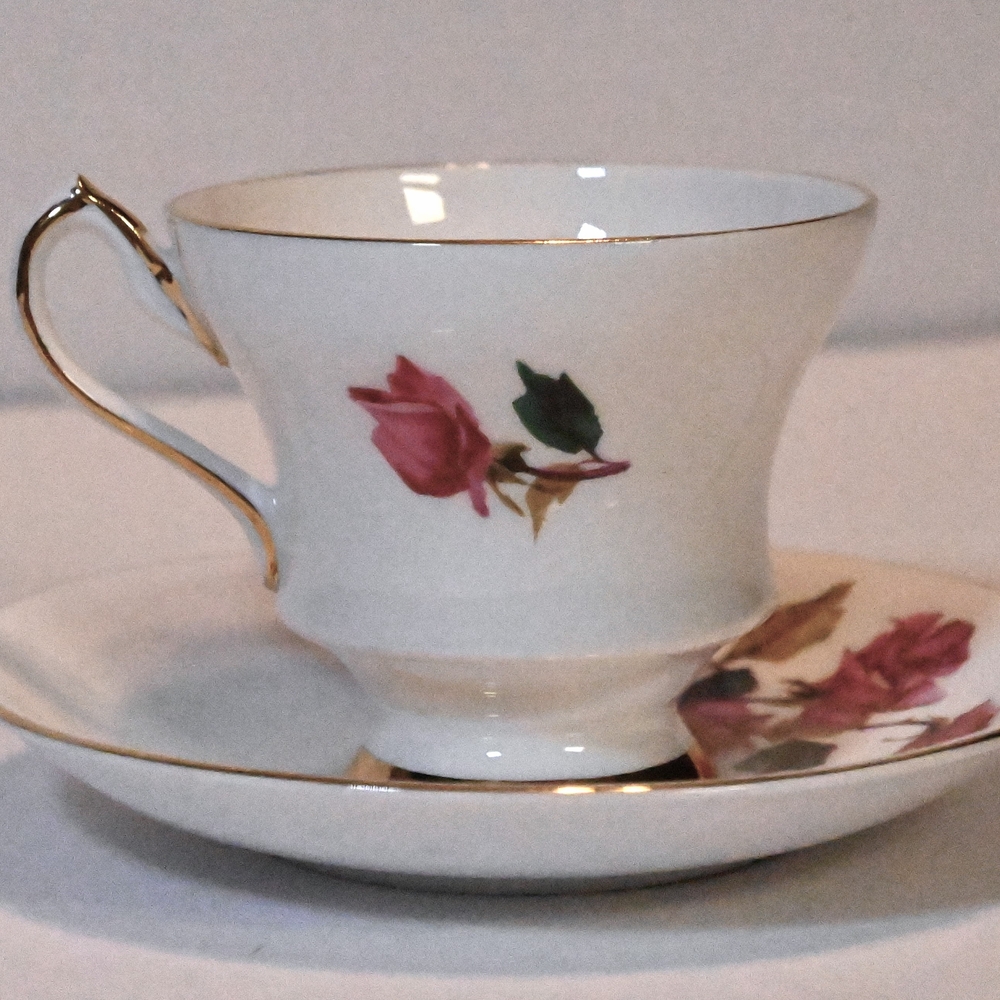 Vintage Royal Windsor fine bone China X2233/49 Pink Rose with Gold Trim.
